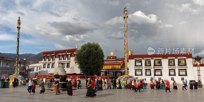 大昭寺与佛教朝圣者的全景图(拉萨，西藏/中国)。